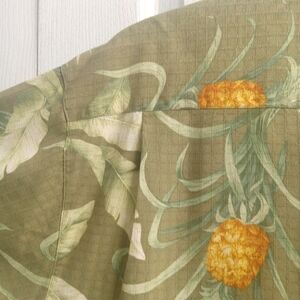 Tommy Bahama short sleeve shirt. No pockets. Size M  100% Silk